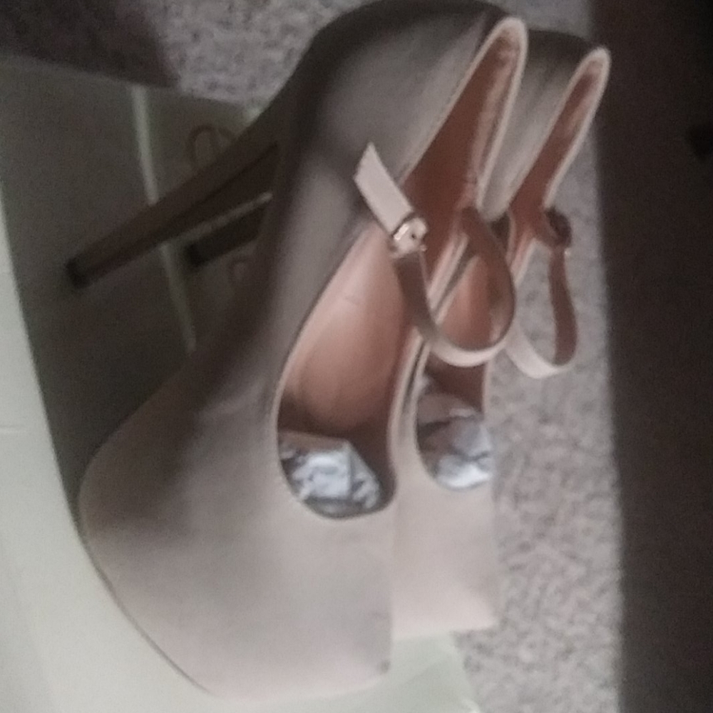 Heels - Picture 3 of 6